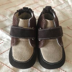 NWT. Suede baby shoes from Robeez